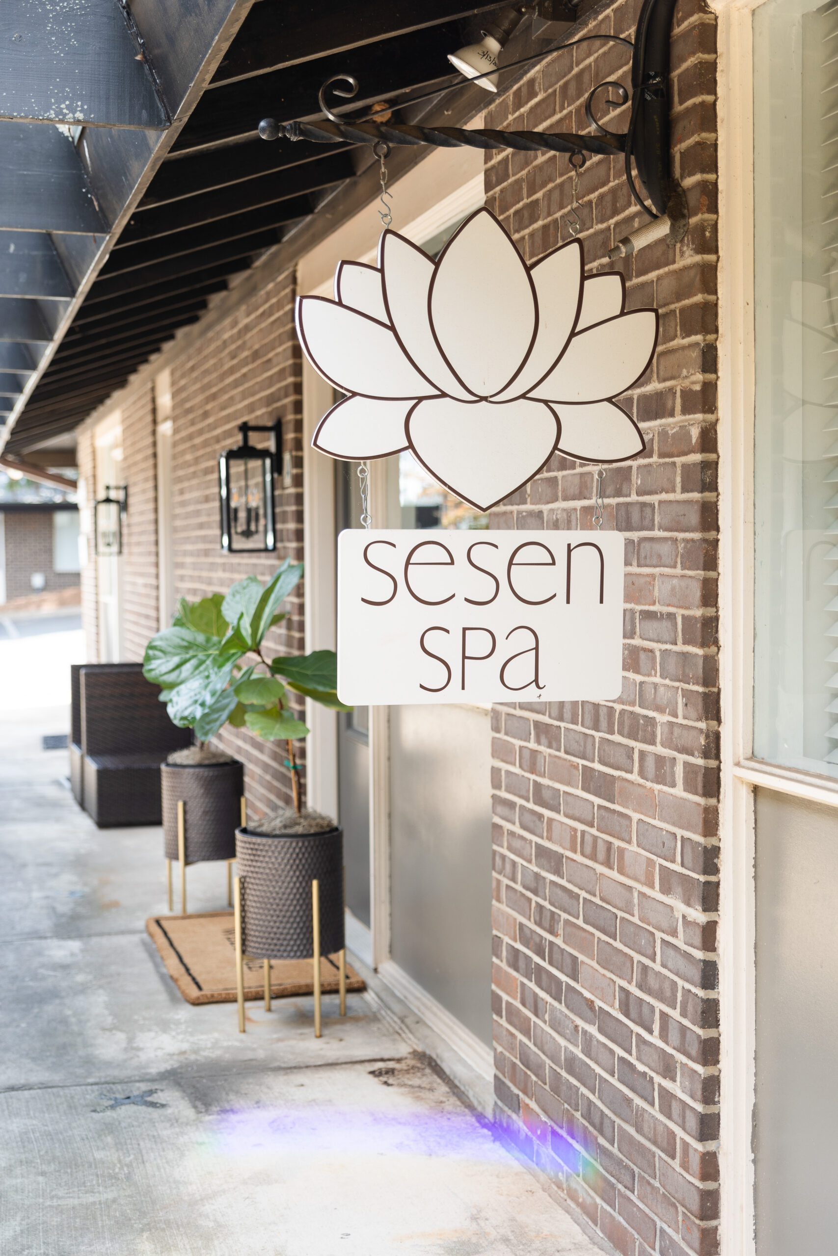 a sign that says Sesen Spahangs outside of a luxury spa in Vienna Virginia